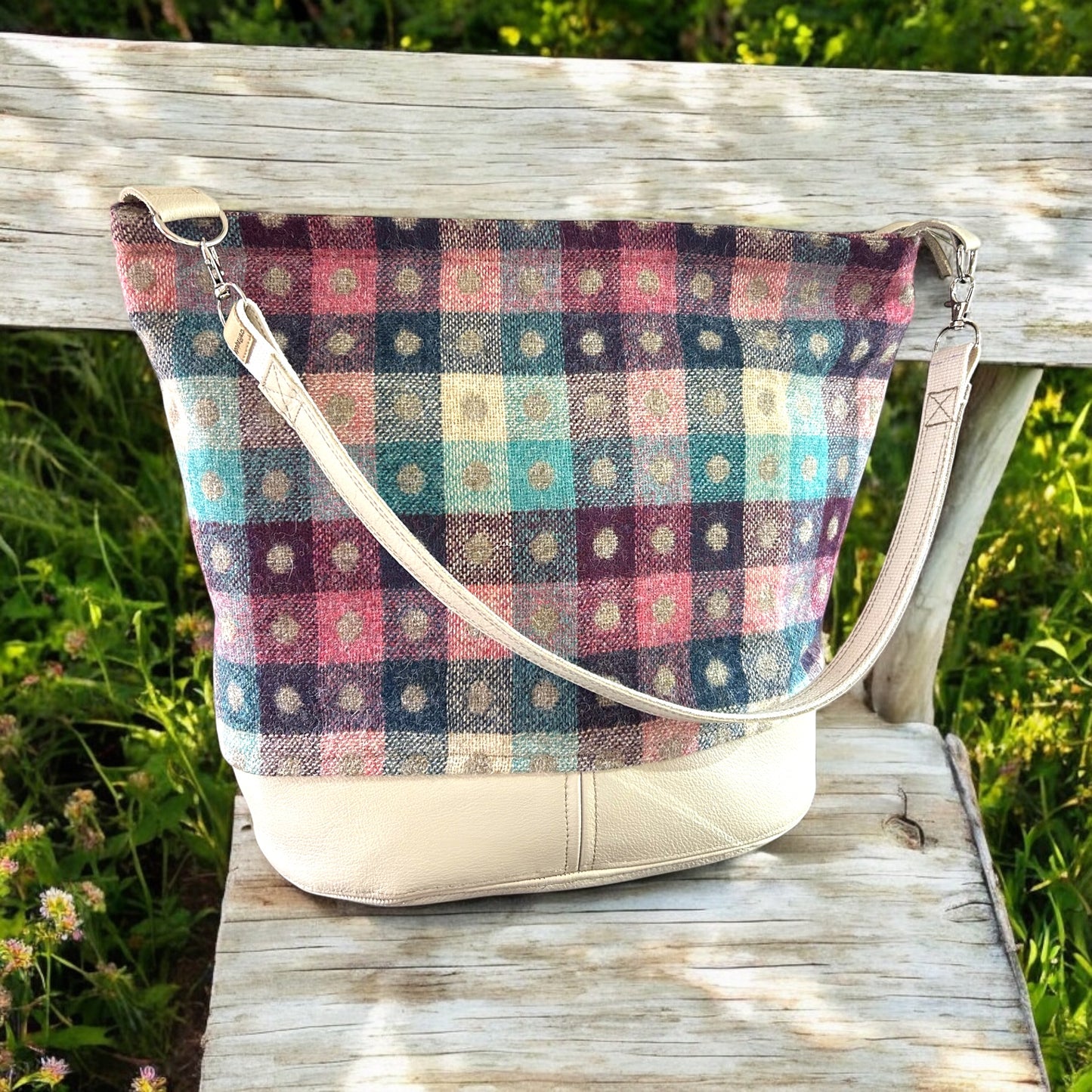 Bucket handbag