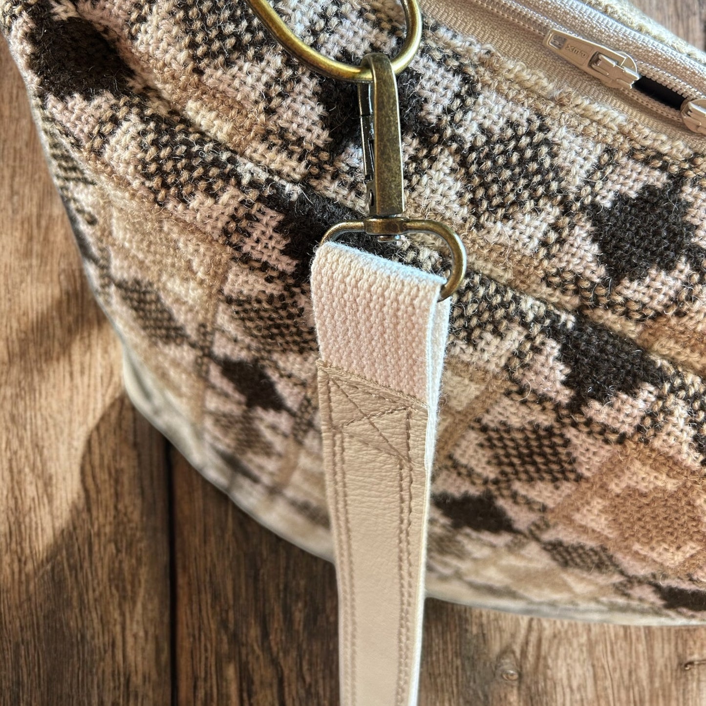 Bucket handbag