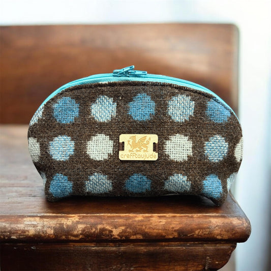 Wool fabric makeup pouch